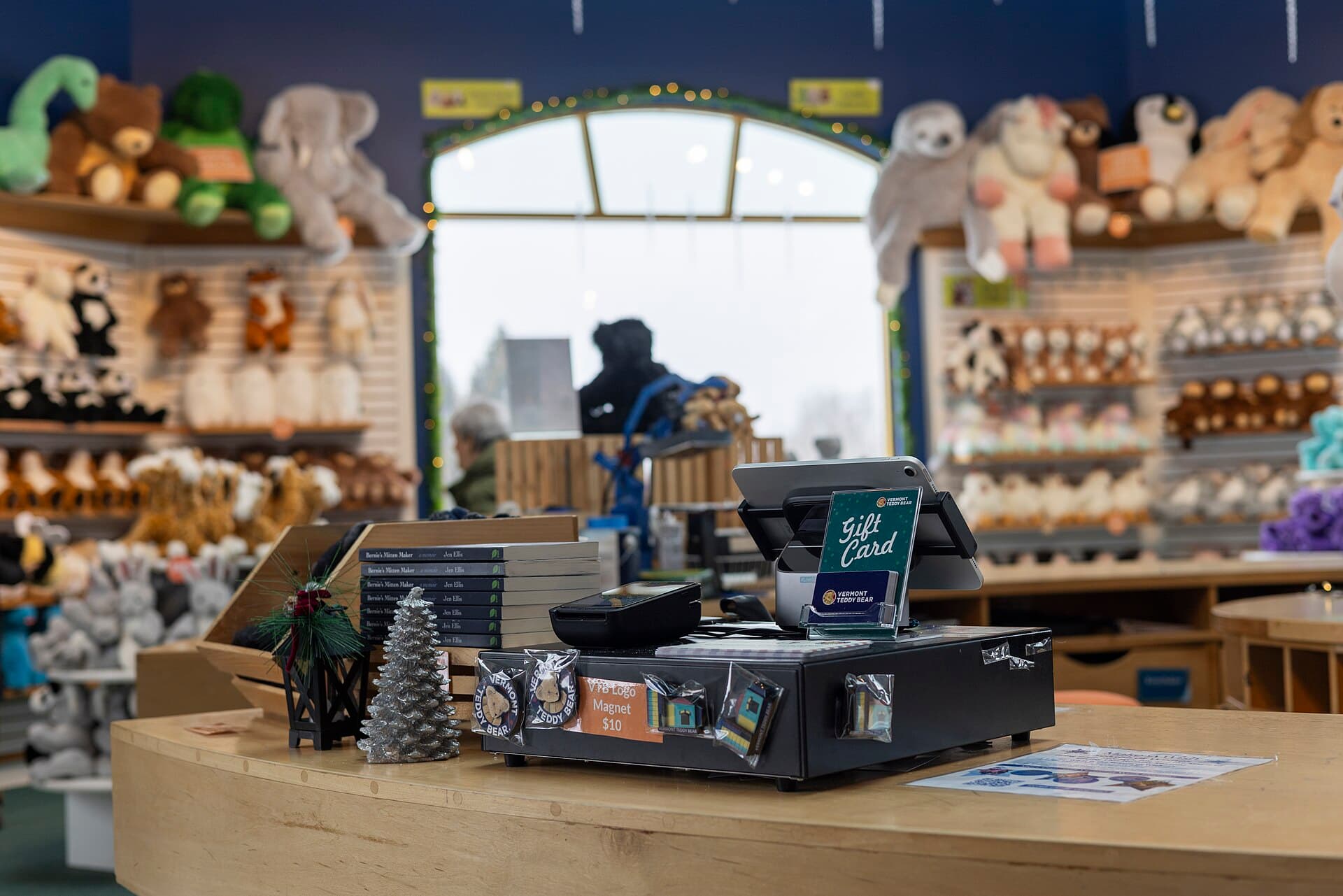 Retail point-of-sale checkout counter