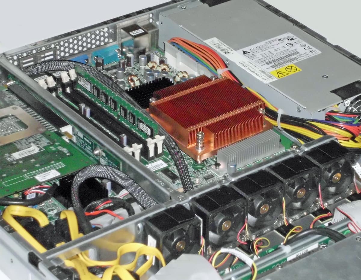 Rack-mount server hardware with cooling system and heatsinks